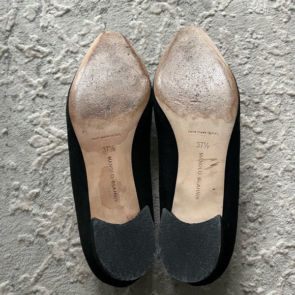 Manolo Blahnik Listony 30 Block-Heel Suede Pumps - Picture 4 of 4